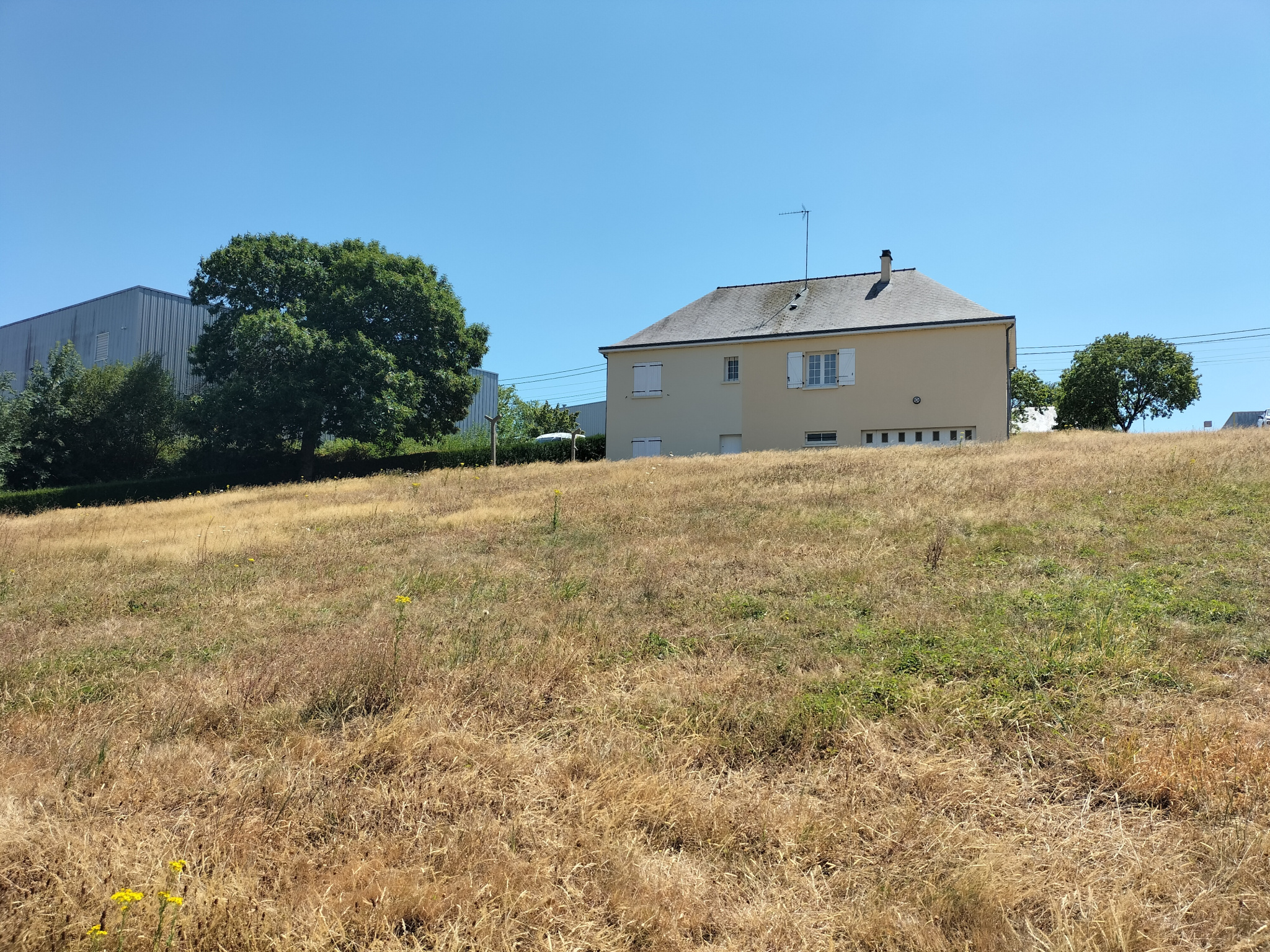 À vendre   Pavillon avec hangar sur 5134m2 de terrain
